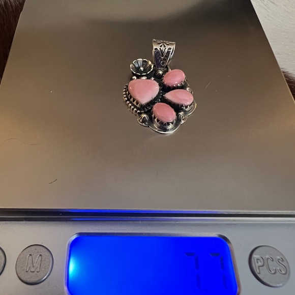❤️ Queen Pink Conch Paw Print & Heart Sterling Silver Navajo Statement Pendant - Picture 10 of 13